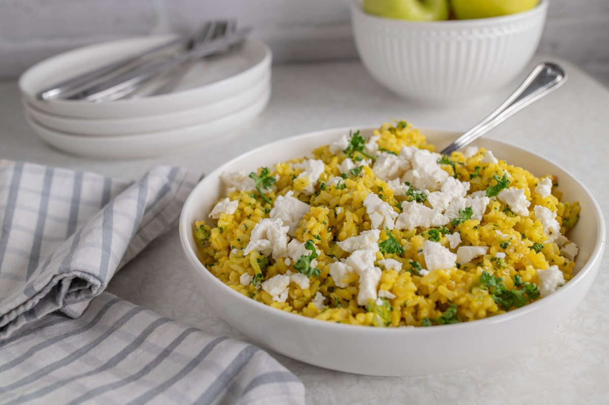 Eine Schüssel Curryreis mit Feta.