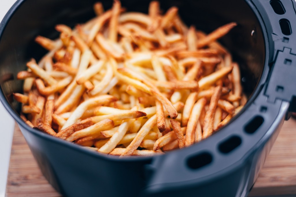 Pommes in einer Heißluftfritteuse.