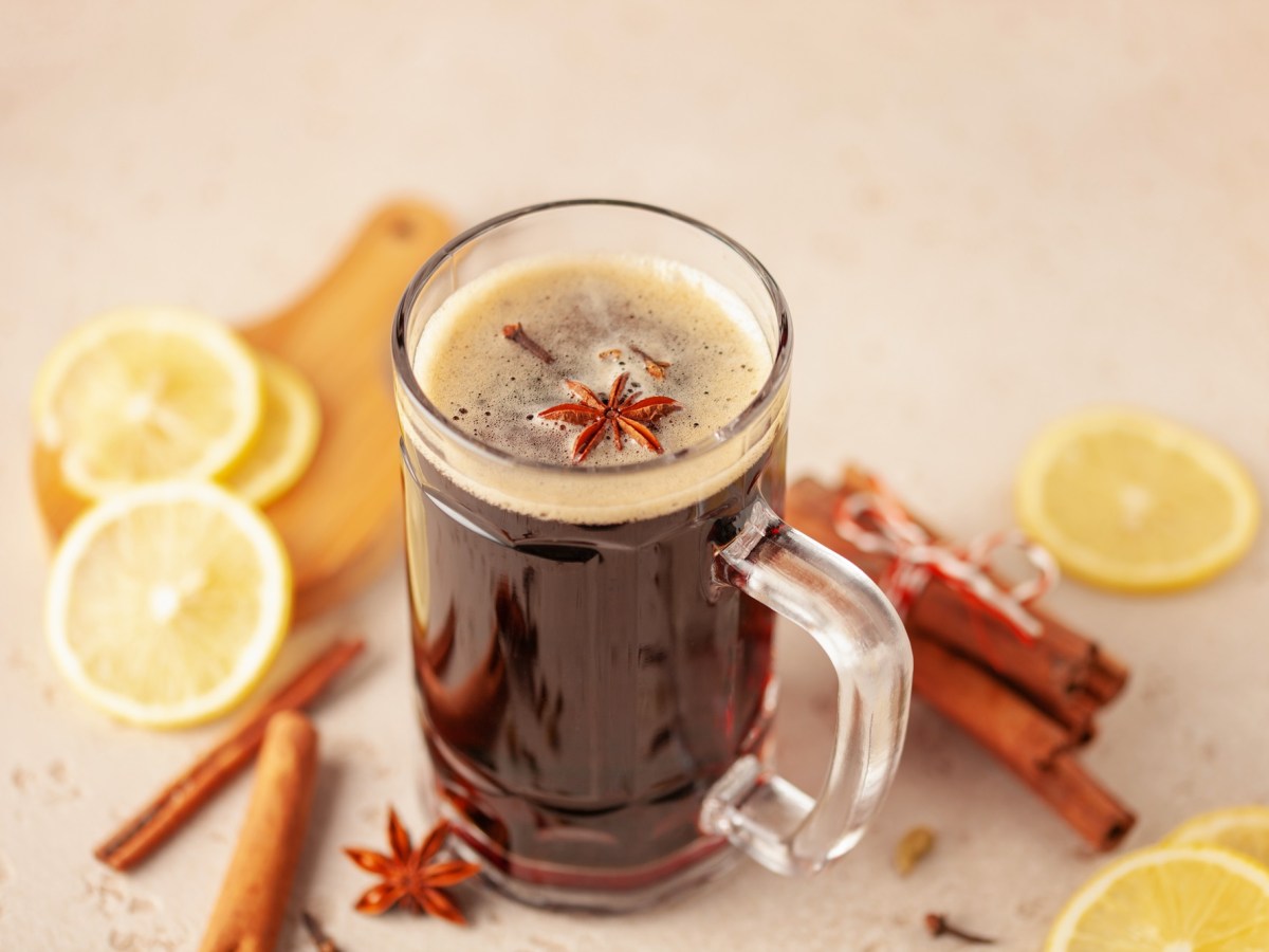 Ein Glas Glühbier mit winterlichen Gewürzen