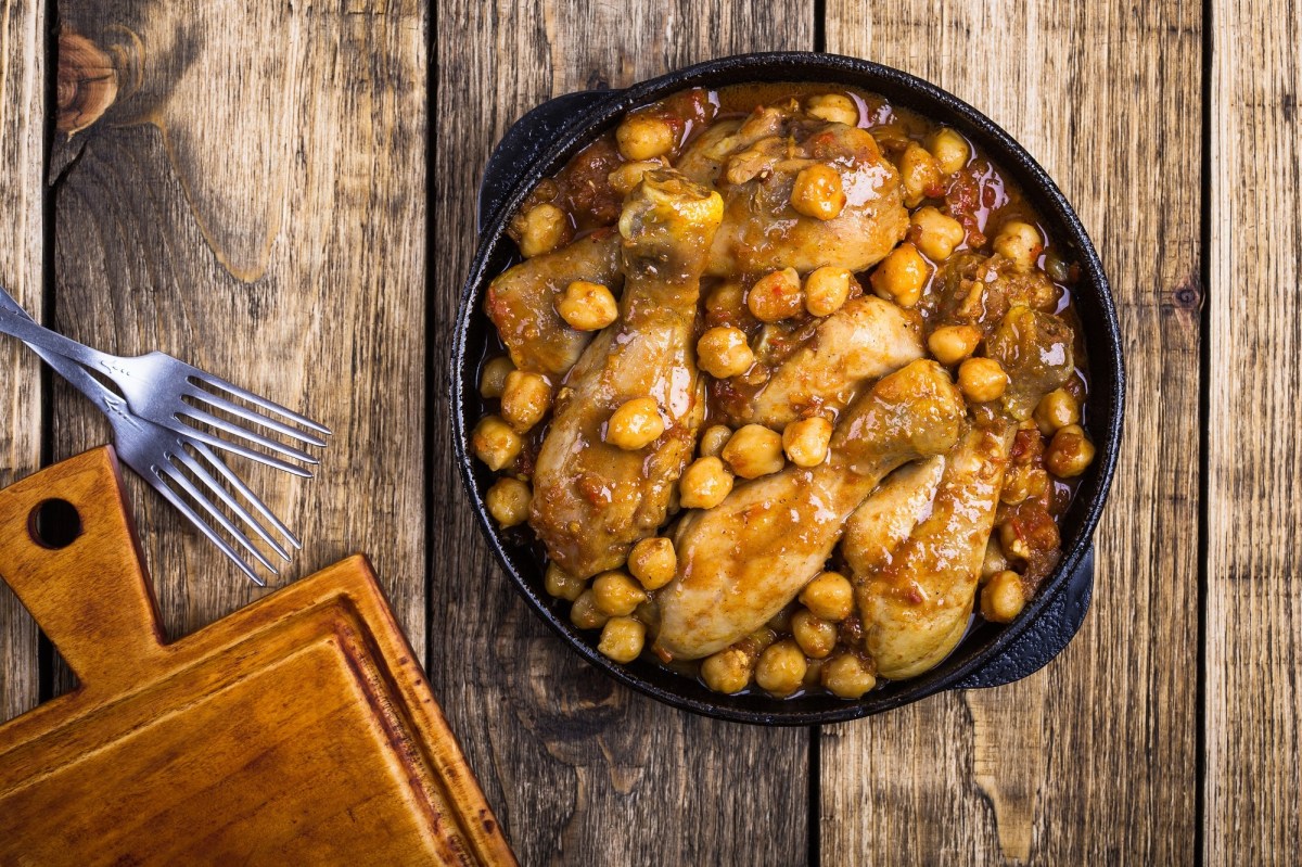 Hähnchenkeulen mit Kichererbsen und Tomatensoße.