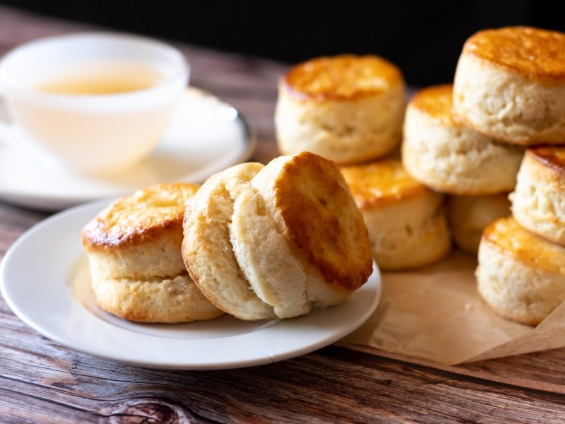 Ein Tisch mit Hüttenkäse-Scones.