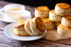 Ein Tisch mit Hüttenkäse-Scones.