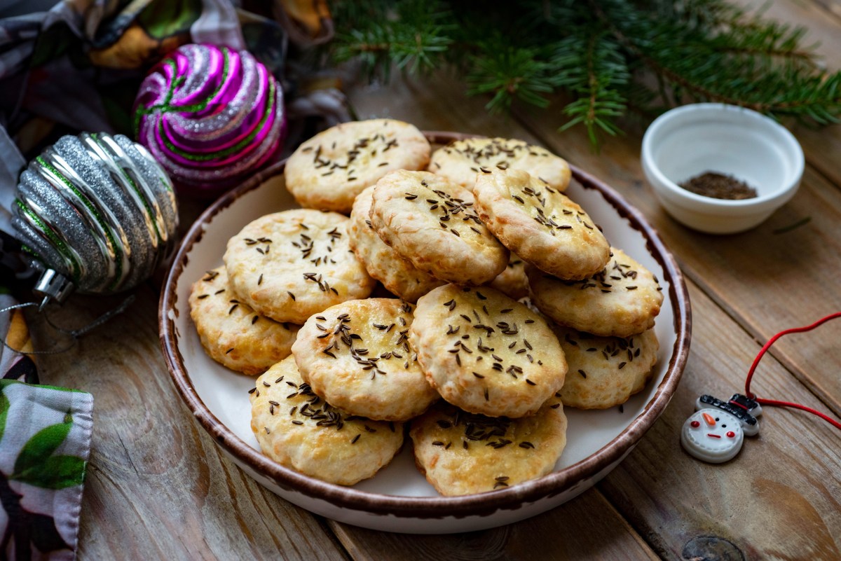 Ein Teller mit Käseplätzchen mit Kümmel.