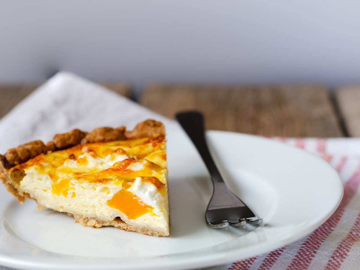 Teller mit einem Stück Kürbis-Ziegenkäse-Tarte