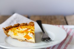 Teller mit einem Stück Kürbis-Ziegenkäse-Tarte