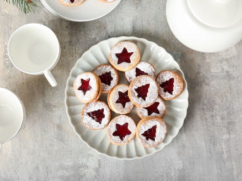 Linzer Plätzchen auf einem Teller.