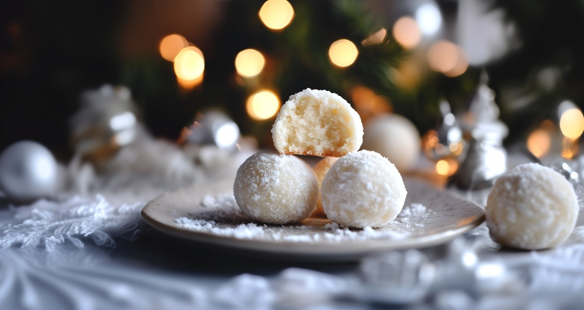 Teller mit Marzipan-Schneebälle.