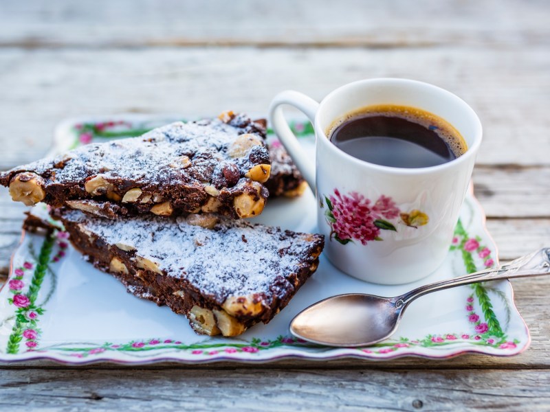 Teller mit zwei Stücken Panforte Di Siena und einer Tasse Kaffee