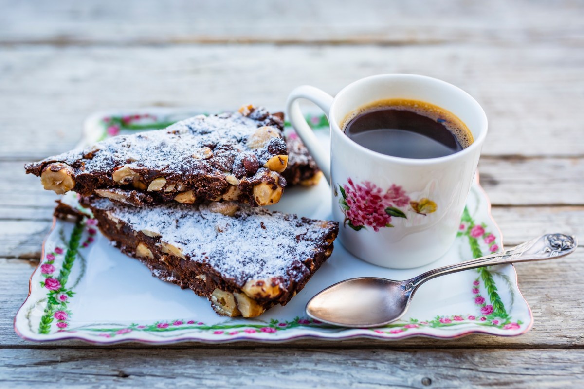 Teller mit zwei Stücken Panforte Di Siena und einer Tasse Kaffee