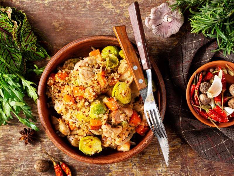 Quinoasalat mit Rosenkohl und Hähnchen in einer Schüssel.