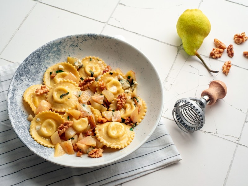 Teller Ravioli mit Walnüssen und Birne