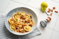 Teller Ravioli mit Walnüssen und Birne