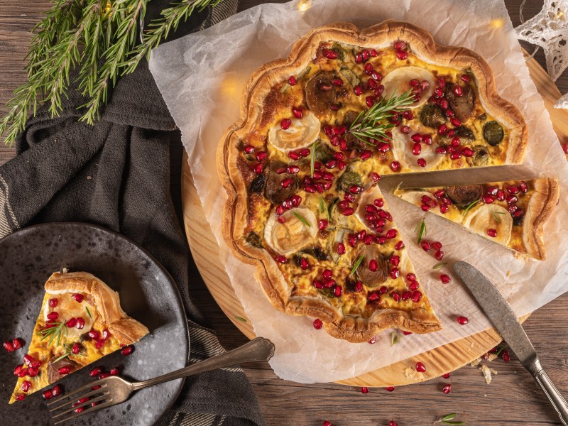 Eine Rosenkohl-Quiche mit Ziegenkäse in der Draufsicht.