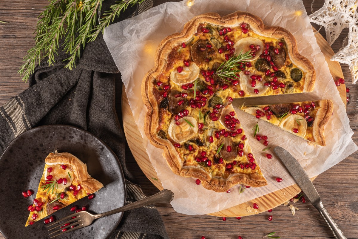 Eine Rosenkohl-Quiche mit Ziegenkäse in der Draufsicht.