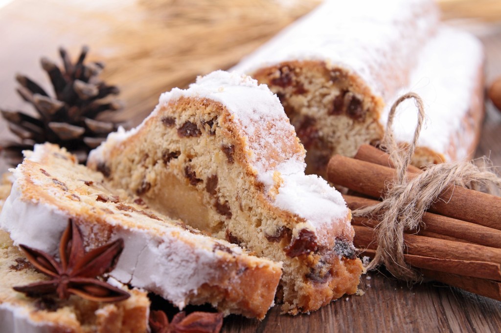 Ein saftiger Christstollen mit Gewürzen.