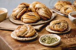 Schwedische Kardamom-Schnecken auf einem Brett.