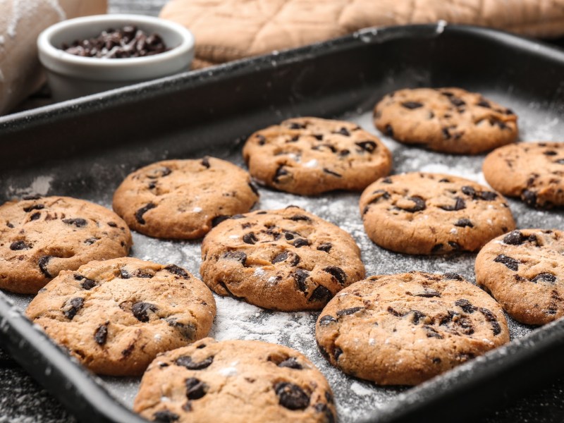 Ein Blech Spekulatius-Cookies mit Schokostückchen.