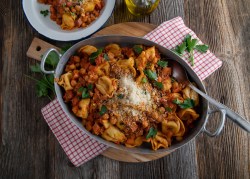 Eine Schüssel Tortellini mit Kichererbsen.