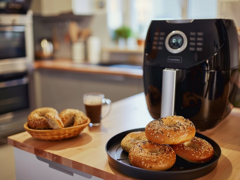 Bagel aus dem Airfryer, Heißluftfritteuse dahinter