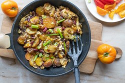 Eine Pfanne mit Bratkartoffeln mit Ei und Bohnen.