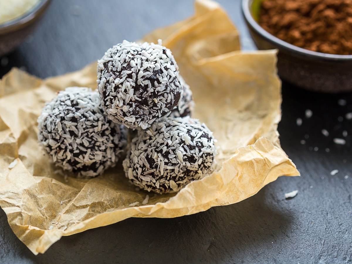 Chokladbollar: schwedische Haferkugeln auf einem Stück Backpapier.