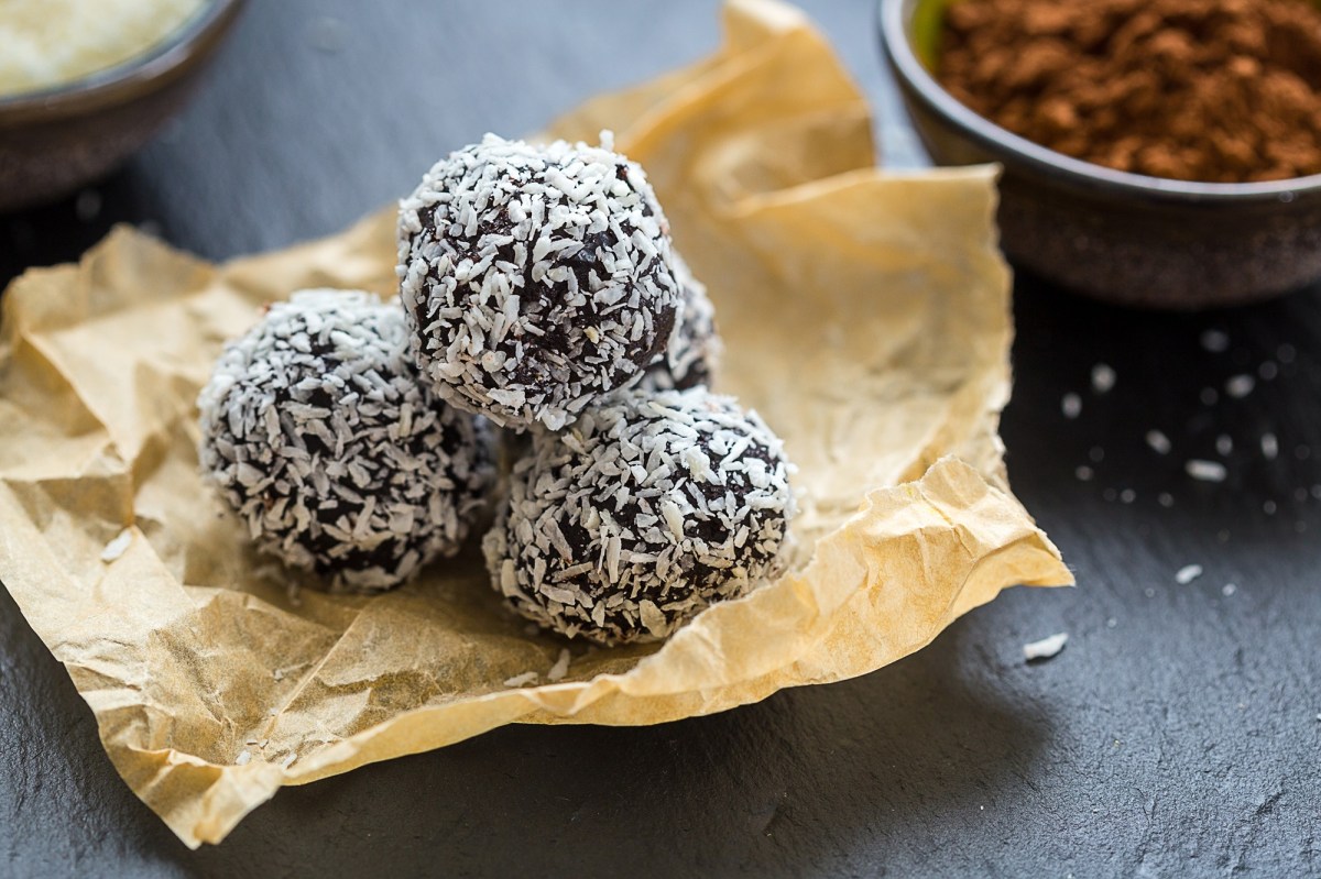 Chokladbollar: schwedische Haferkugeln auf einem Stück Backpapier.