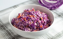 Eine Schüssel Coleslaw mit Rotkohl.