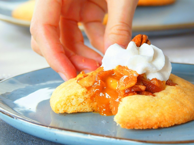 Crmbl Cookies mit Apfel. Von diesem hier wurde bereits abgebissen.