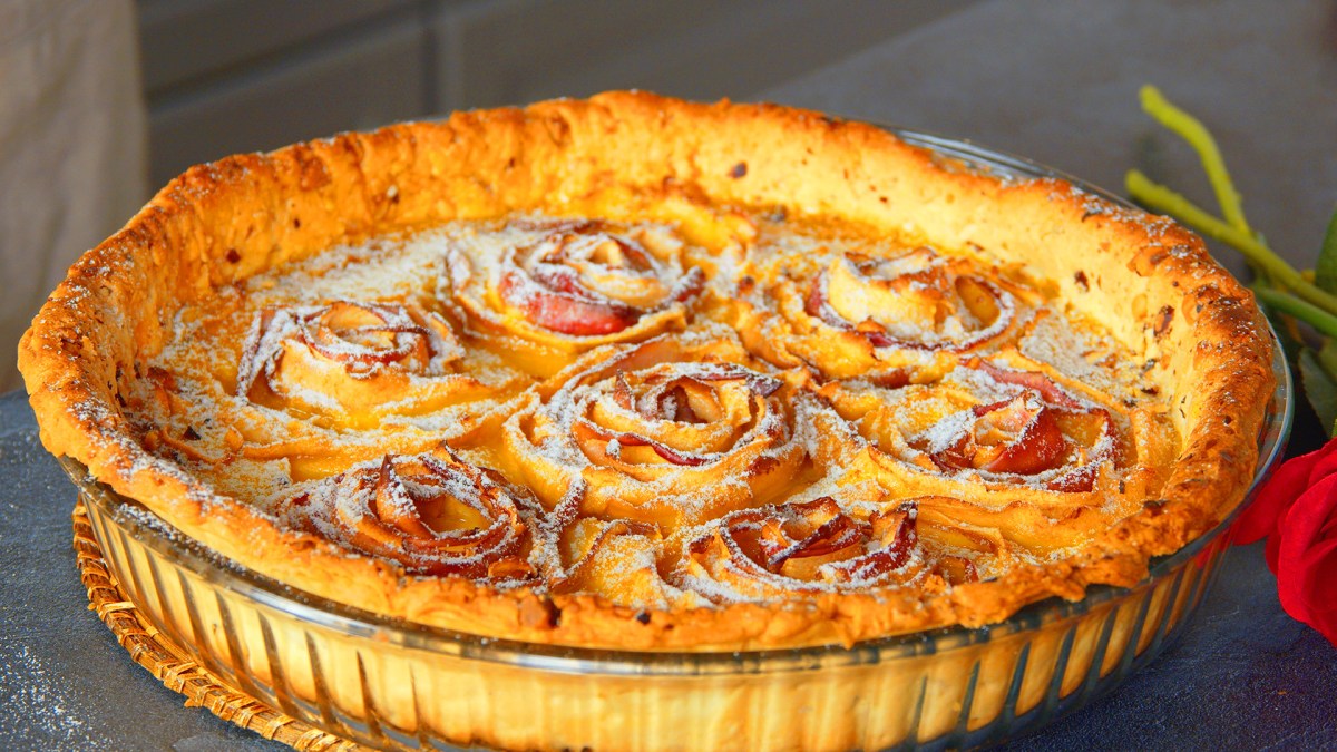 Eierlikör-Apfelkuchen in einer gläsernen Backform.