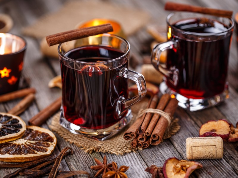 Glühwein selber machen: 2 Gläser Glühwein mit Zimtstange und Anisstern garniert.