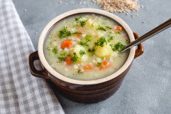 Eine Schüssel Graupensuppe mit Kartoffeln.