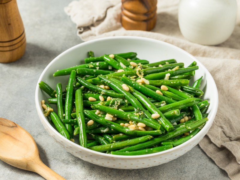 Eine Schale grüne Bohnen mit Knoblauch.