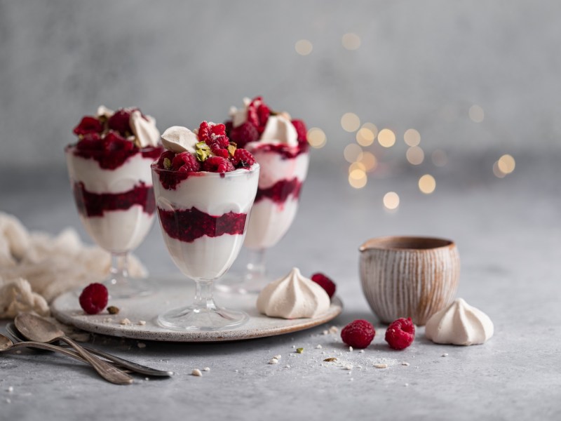 Drei Gläser Eton Mess mit Himbeeren