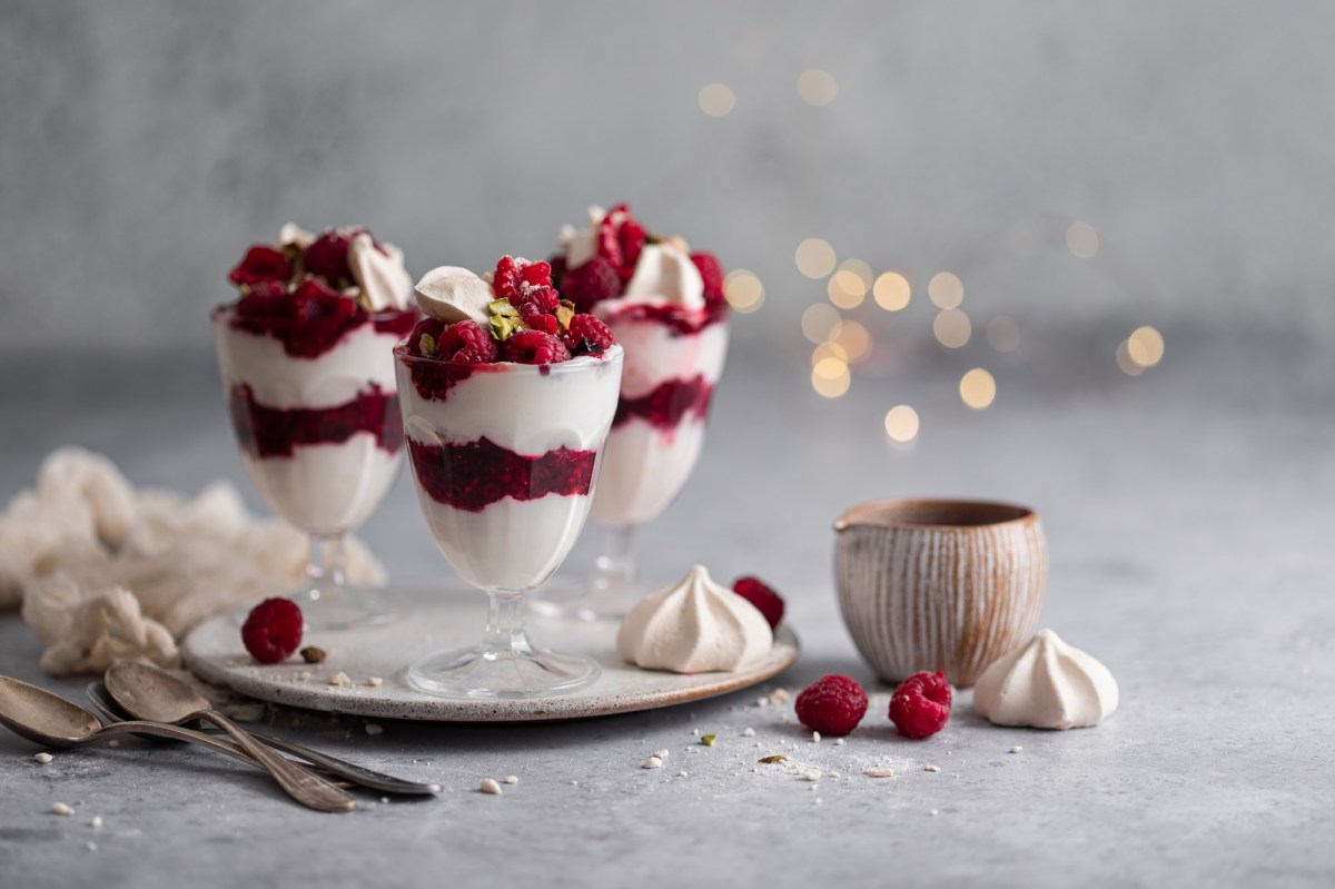 Drei Gläser Eton Mess mit Himbeeren