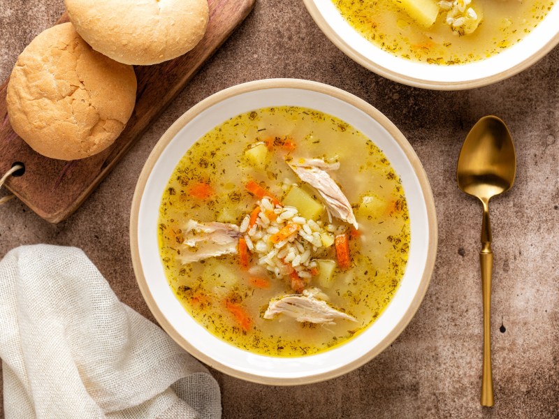 Eine Schüssel Hühnersuppe mit Reis.