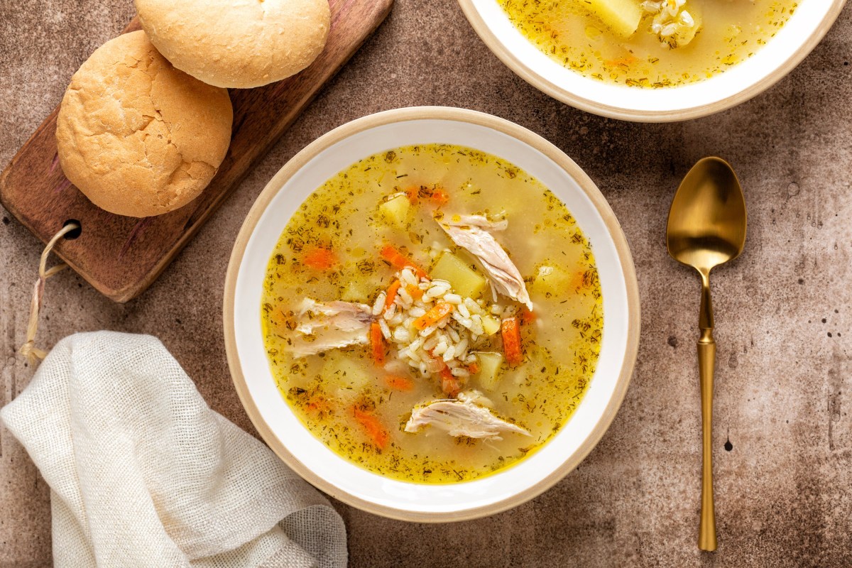 Eine Schüssel Hühnersuppe mit Reis.