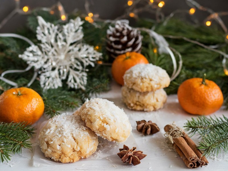 Kokosplätzchen mit weihnachtlicher Deko dahinter