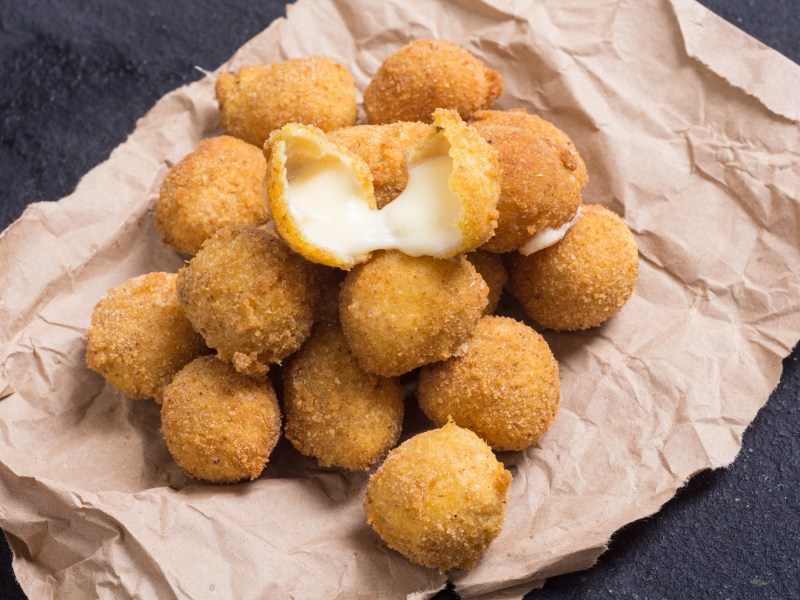 Mozzarella-Bällchen aus dem Airfryer auf Backpapier.