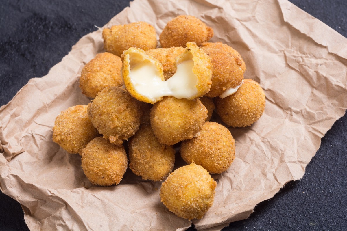 Mozzarella-Bällchen aus dem Airfryer auf Backpapier.