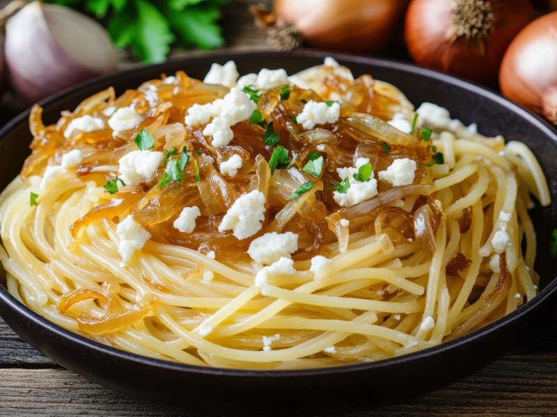 Ein Teller mit karamellisierter Zwiebel-Pasta