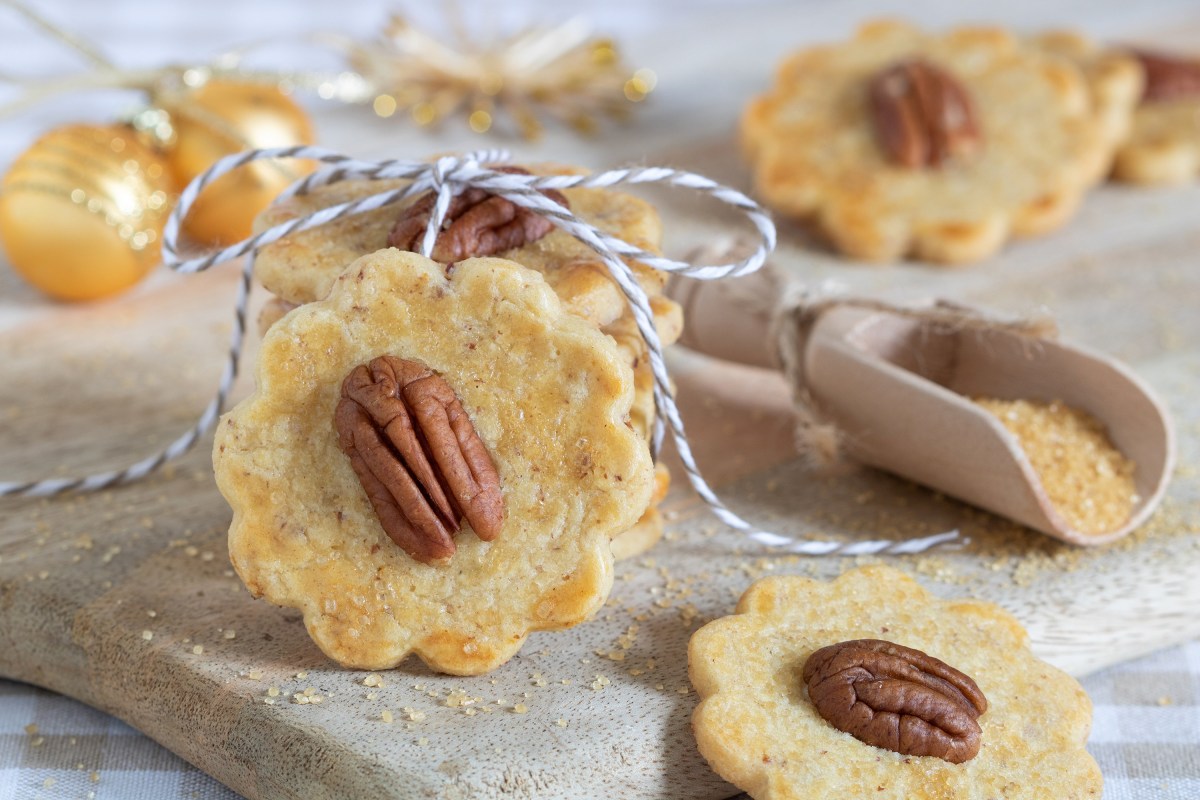 Pekannuss-Plätzchen auf einem Brett.