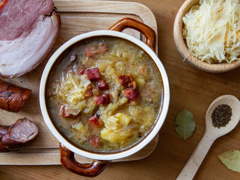 Topf mit polnischer Sauerkrautsuppe