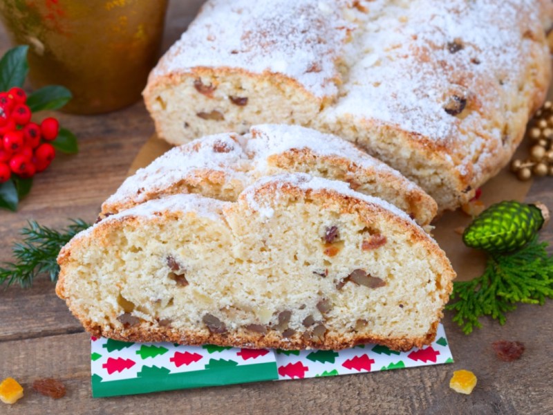 Ein Quarkstollen, von dem zwei Stücke abgeschnitten wurden.