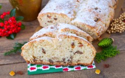 Ein Quarkstollen, von dem zwei Stücke abgeschnitten wurden.