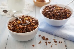 Zwei Schüsseln mit Schoko-Granola.