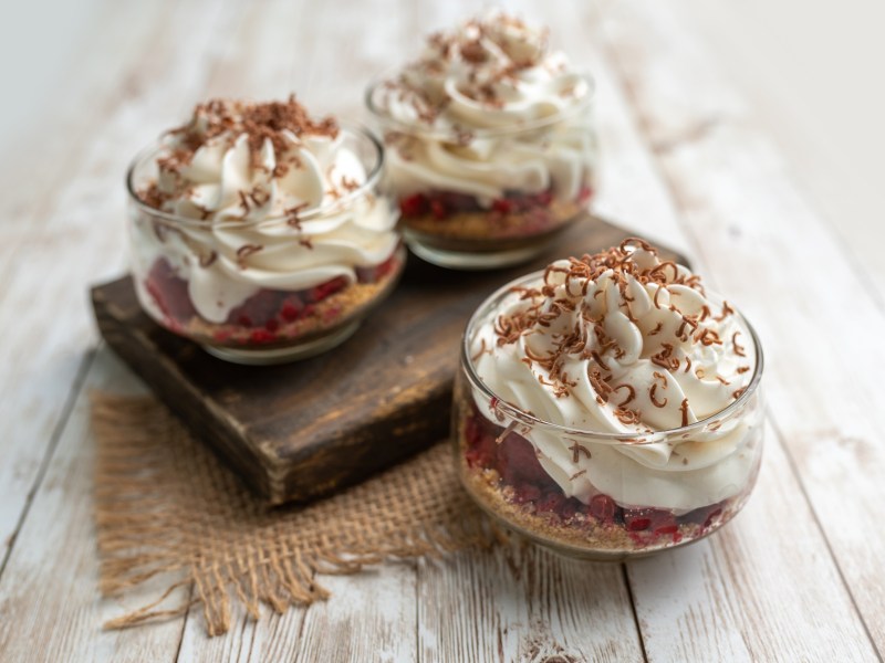 Drei Gläser Stollen-Mousse mit Zartbitterschokolade.