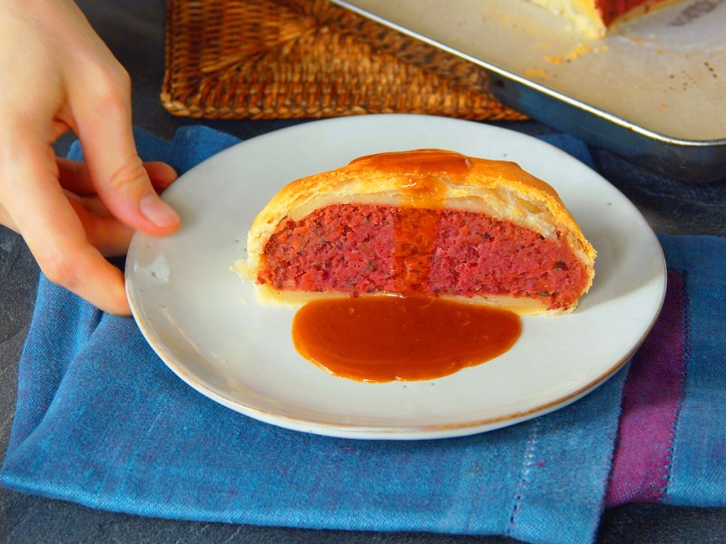 Ein Stück veganer Linsenbraten mit Soße.