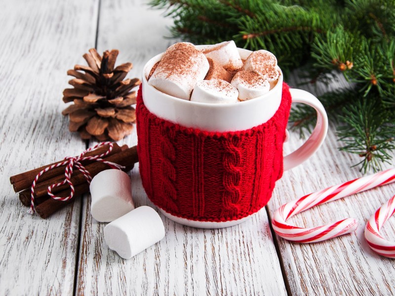 Weihnachtliche heiße Schokolade mit Marshmallows in einer Tasse.