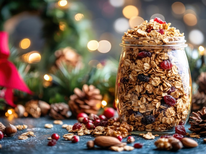 Glas mit Weihnachtsknuspermüsli und Weihnachtsdeko