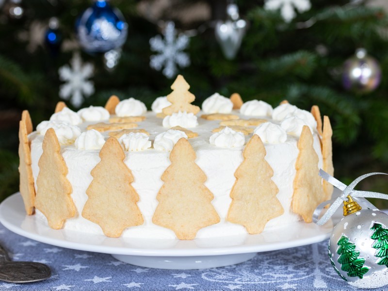 Eine Weihnachtstorte mit Plätzchen.